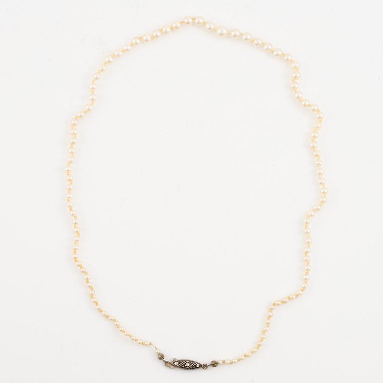 Pearl necklace, two pieces with graduated pearls, clasp silver.