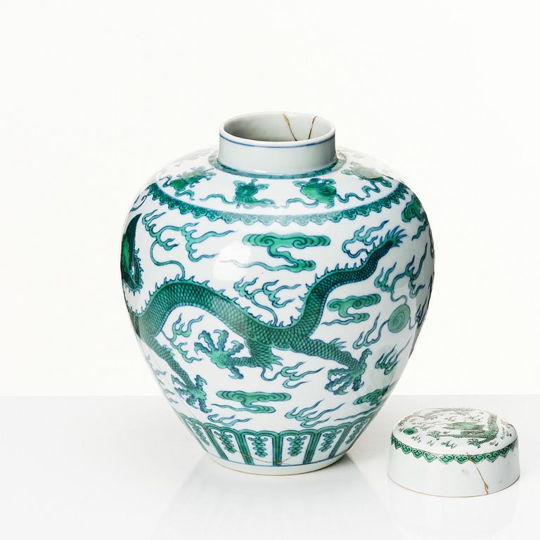 Urna med lock, porslin. Qing dynastin med Qianlongs märke och period (1736-95).
