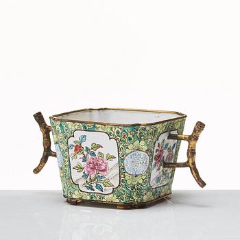 Kopp, emalj på koppar. Qingdynastin, 1700-tal.