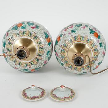 BORDSLAMPOR / BOJANER, ett par, porslin, Kina, 1900-tal.