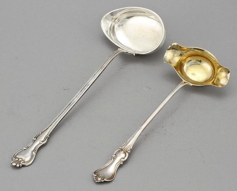 GRÄDDKANNA samt SÅSSLEVAR, 2 st, silver, bl a William Lyon, Göteborg, 1800-tal. Vikt 385g.