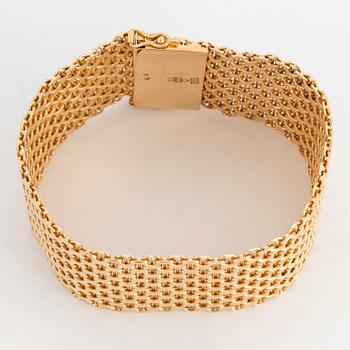 An 18K gold bracelet.