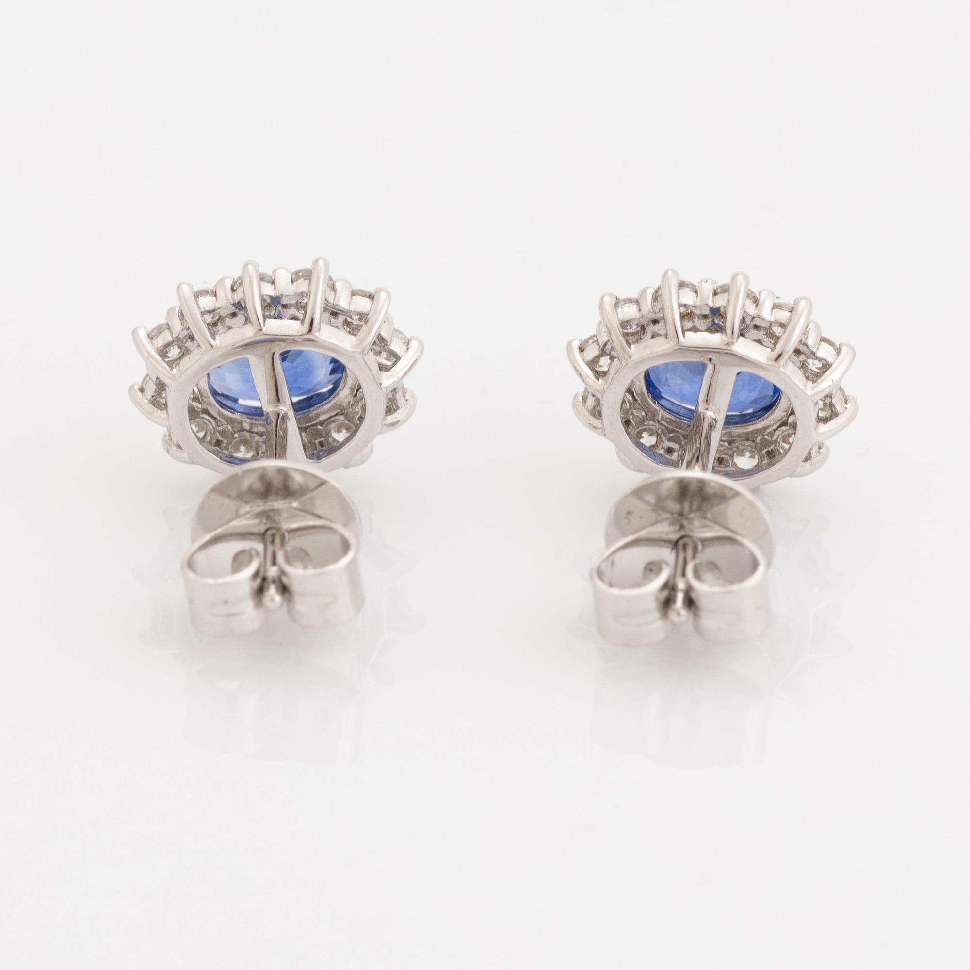 Örhängen, carmosé  med safirer och briljantslipade diamanter.