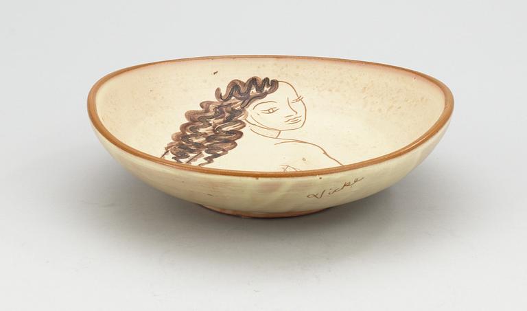 A Vicke Lindstrand earthenware dish by Upsala Ekeby, 1940's.