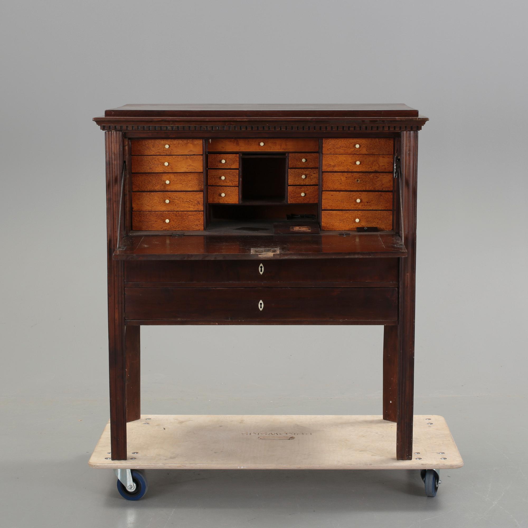 SEKRETÄR, mahogny. Sengustaviansk, 1800-talets första hälft.