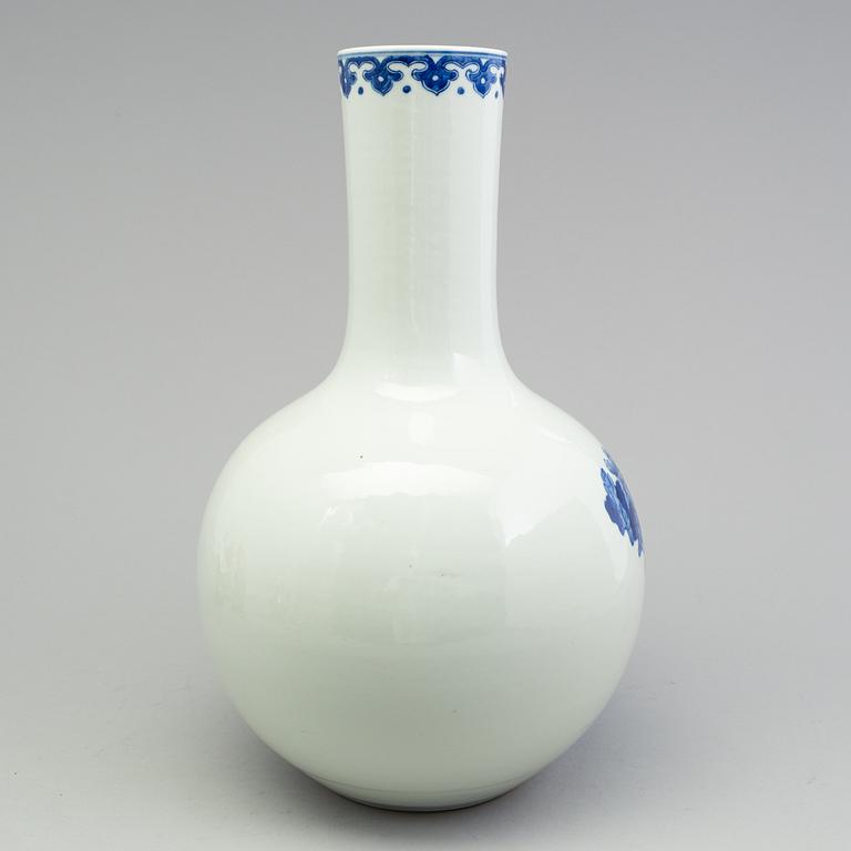 A Chinese porcelain blue and white vase, 20th century.