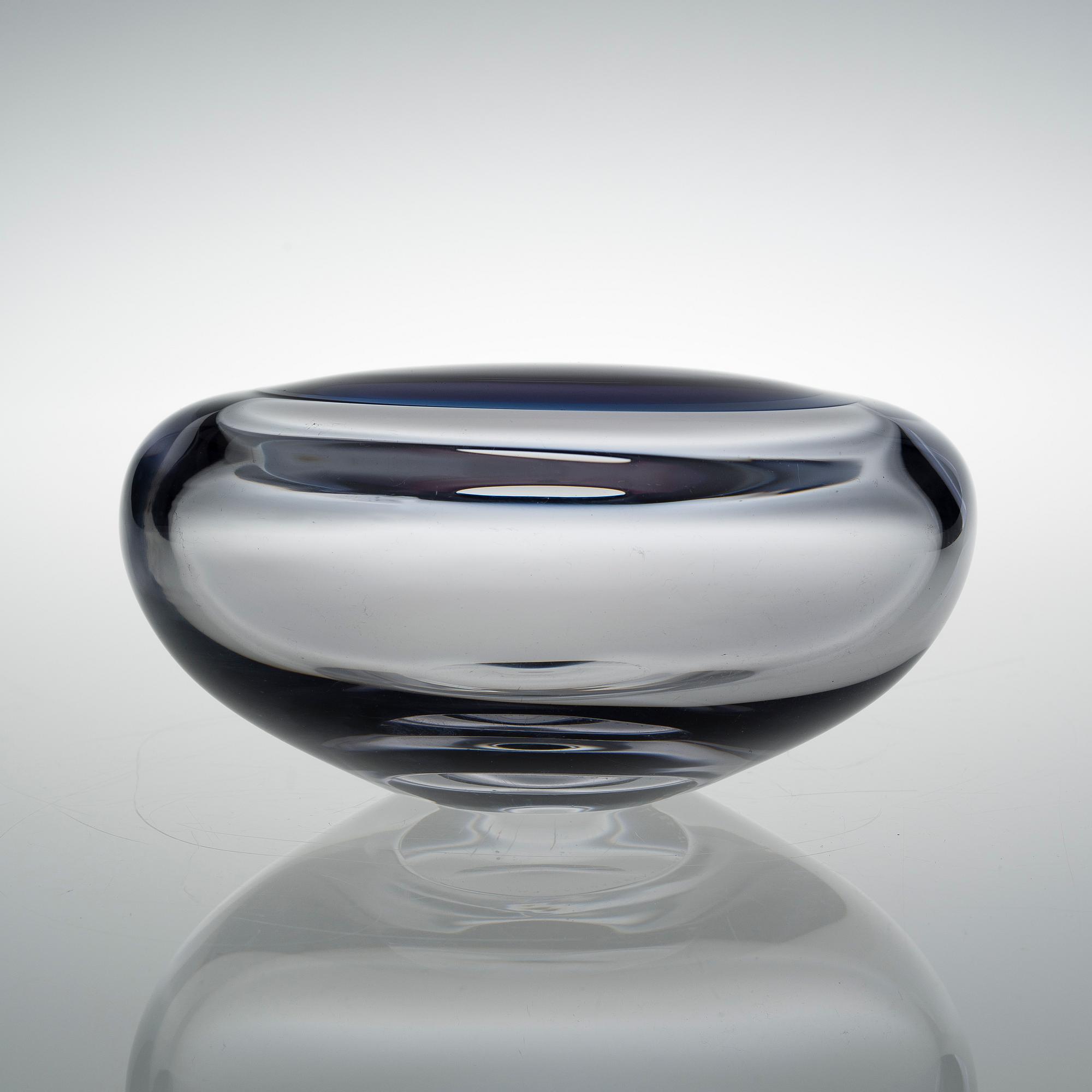 TIMO SARPANEVA, GLASSKULPTUR. Sovande fågel. Sign. Timo Sarpaneva, Iittala -62 58/77.