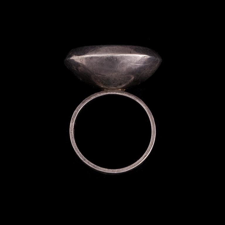 RING, silver, emalj. Suomen Kultaseppä Oy, Åbo 1974. Vikt ca 9,4 g.