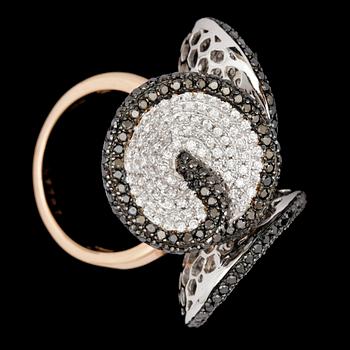 A black and white brilliant cut diamond ring, tot. 3.40 cts.