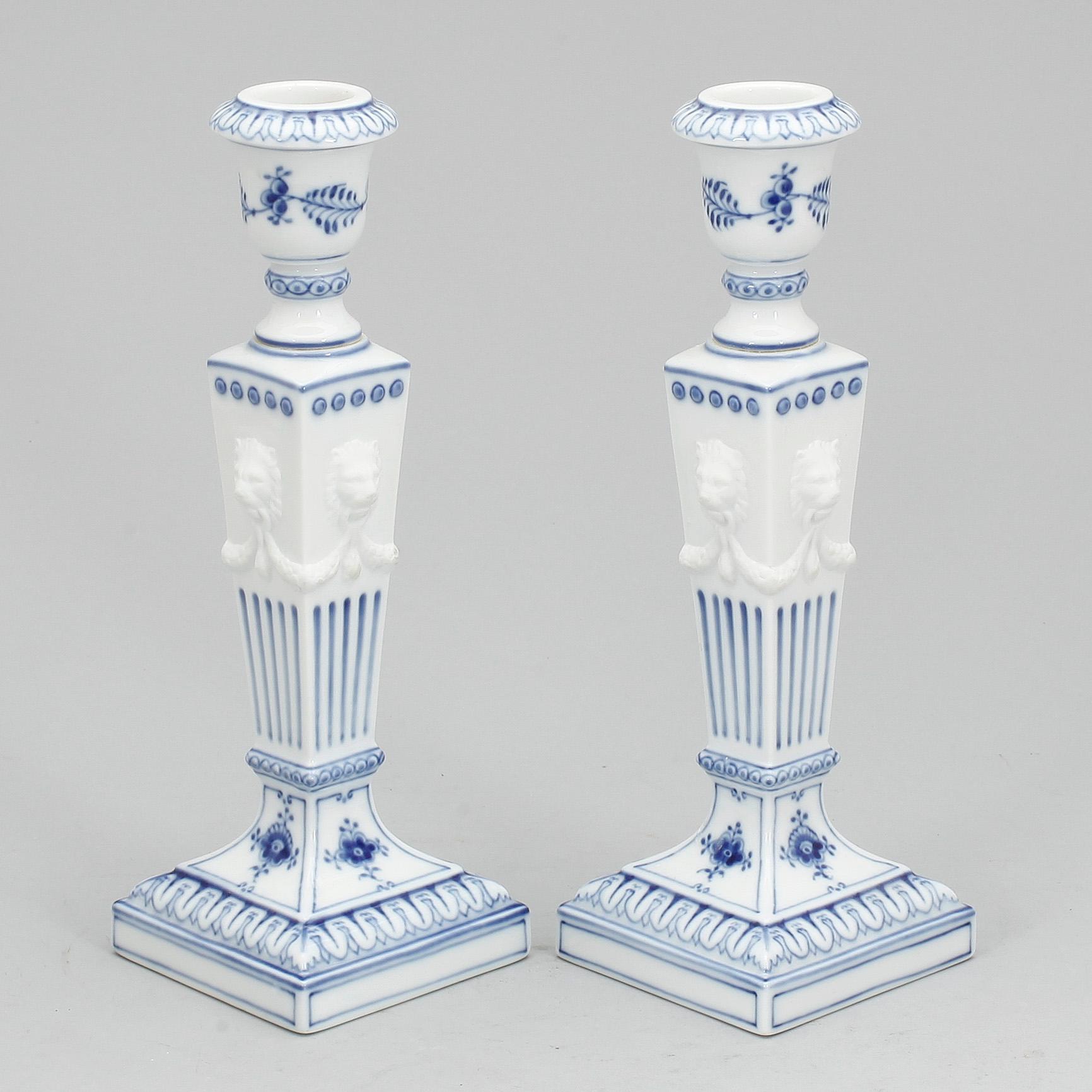 LJUSSTAKAR, ett par, porslin, "Musselmalet", Royal Copenhagen, 1900-talets andra hälft.