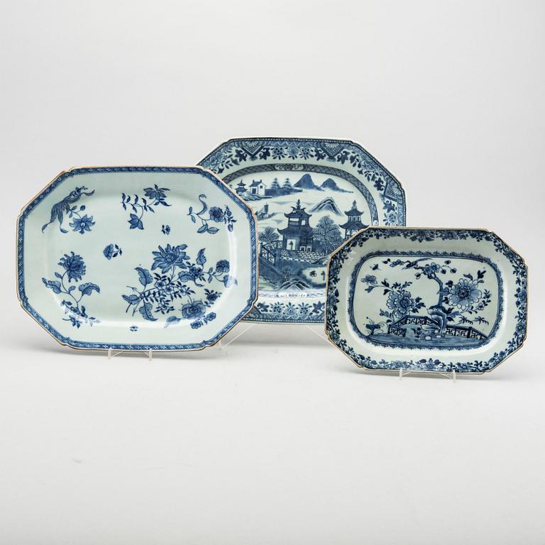 THREE CHINESE PORCELAIN SERVING PLATES, Chienlung, 18th century.