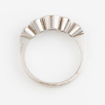 Ring 18K vitguld med fem gammalslipade diamanter.
