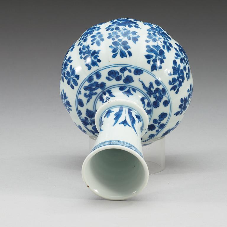 A blue and white vase, Qing dynasty, Kangxi (1662-1722).