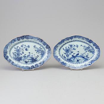 Two similar blue and white export porcelain serving dishes, Qing dynasty, Qianlong (1736-95).