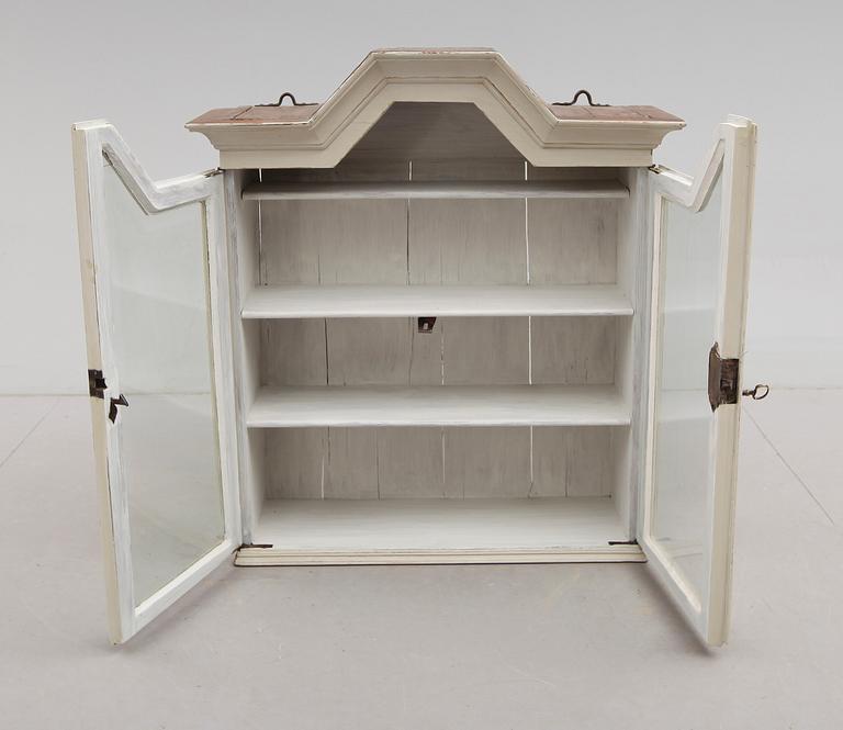 HÄNGSKÅP, allmoge, 1800-talets första hälft.