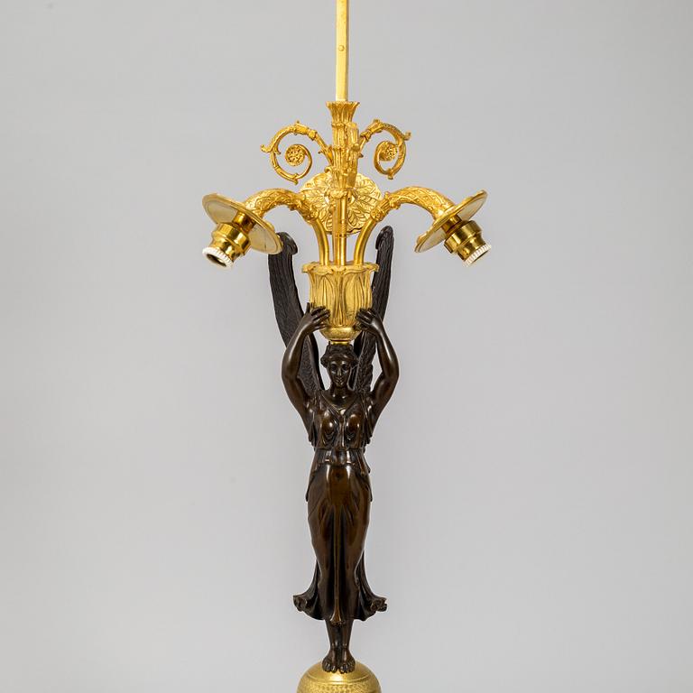 BORDSLAMPA, förgylld och patinerad brons, empirestil, 1800-talets andra hälft.