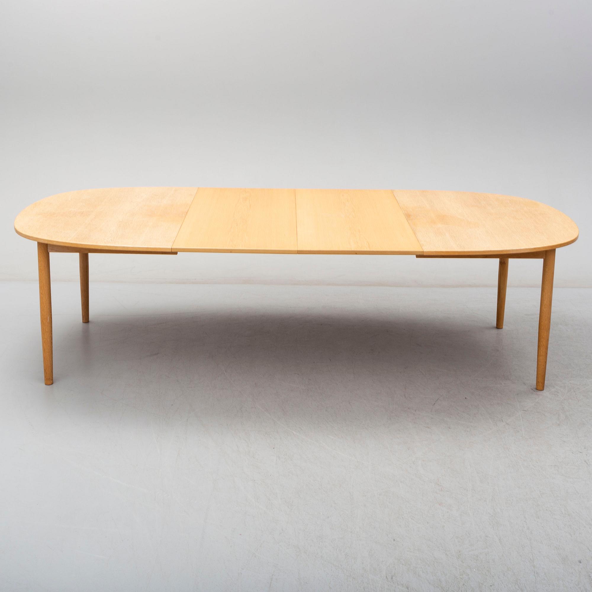 EDVARD KINDT-LARSEN, dining table and four chairs, Säffle Möbelfabrik, 1960s. 2 leaves included.
