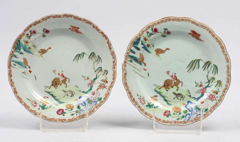 STEKFAT SAMT TALLRIKAR, 2 st, porslin, 1700-tal, Kina.