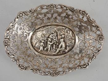 PARTI SILVERFÖREMÅL, 6 delar, bla CG.Hallberg, 1900-tal. Tot ca 690 gram.