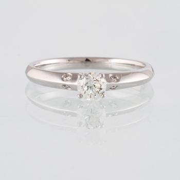 RING, 18K vitguld med briljantslipad diamant 0.38 ct samt 4 små briljantslipade diamanter ca 0.03 ct. Vikt 2,8 gram.
