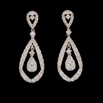 ÖRHÄNGEN, ett par, 18k vitguld med 90 briljantslipade diamanter, totalt ca 2.07 ct. Vikt 5 g.