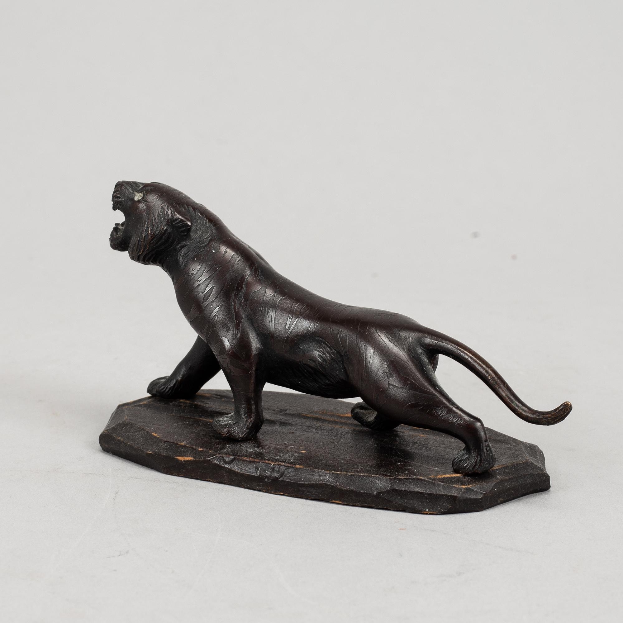 A patinated bronze figurine of a panther, Japan, 20 th century.