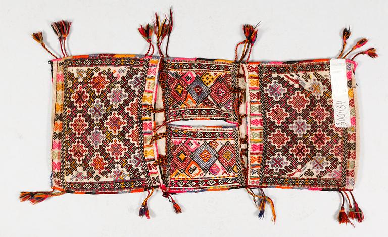 SADELVÄSKOR, 2 st, turkmenska, semiantika. 50 x 60 samt  104 x 45.