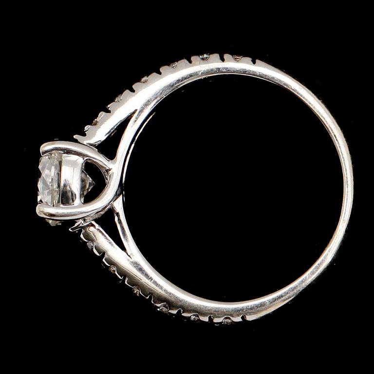 RING, 14 k vitguld, briljantslipade diamanter tot ca 1,0 ct.
