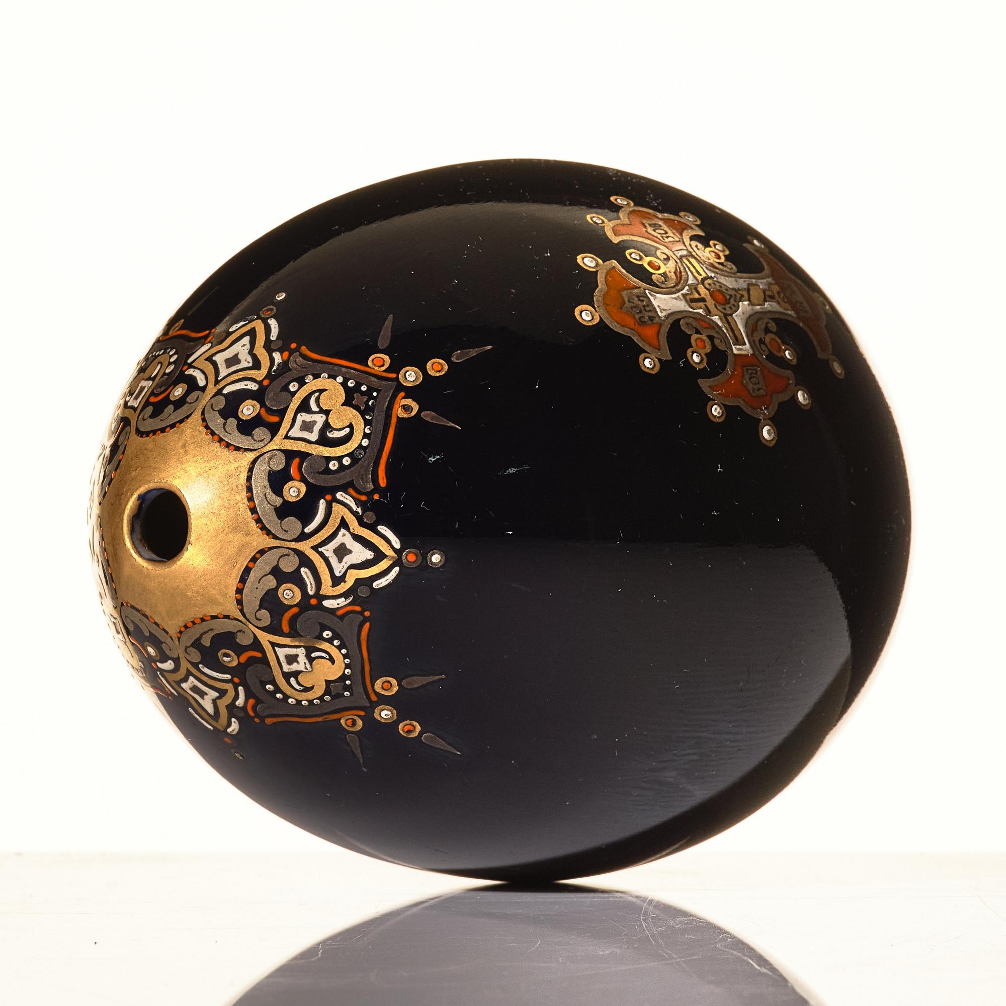 A Russian porcelain Easter Egg, late 19th Century, presumably Imperial Porcelain manufactory, St Petersburg.