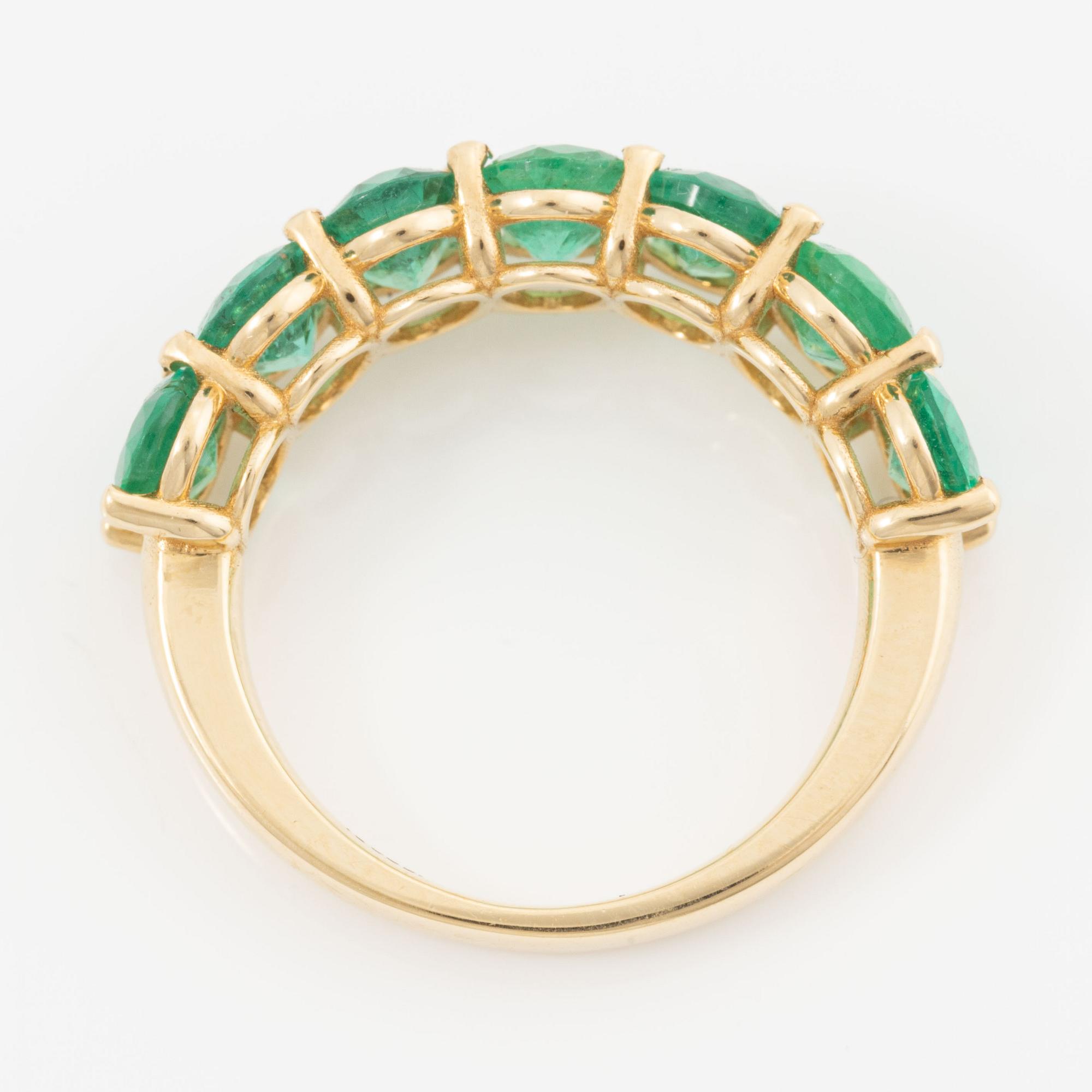 Ring, 18K gold with oval-cut emeralds.