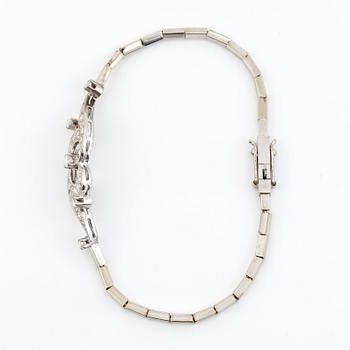 ARMBAND, 18K vitguld med briljant och åttkantslipade diamanter, tot ca 0,72 ct. Vikt 8,60 g.