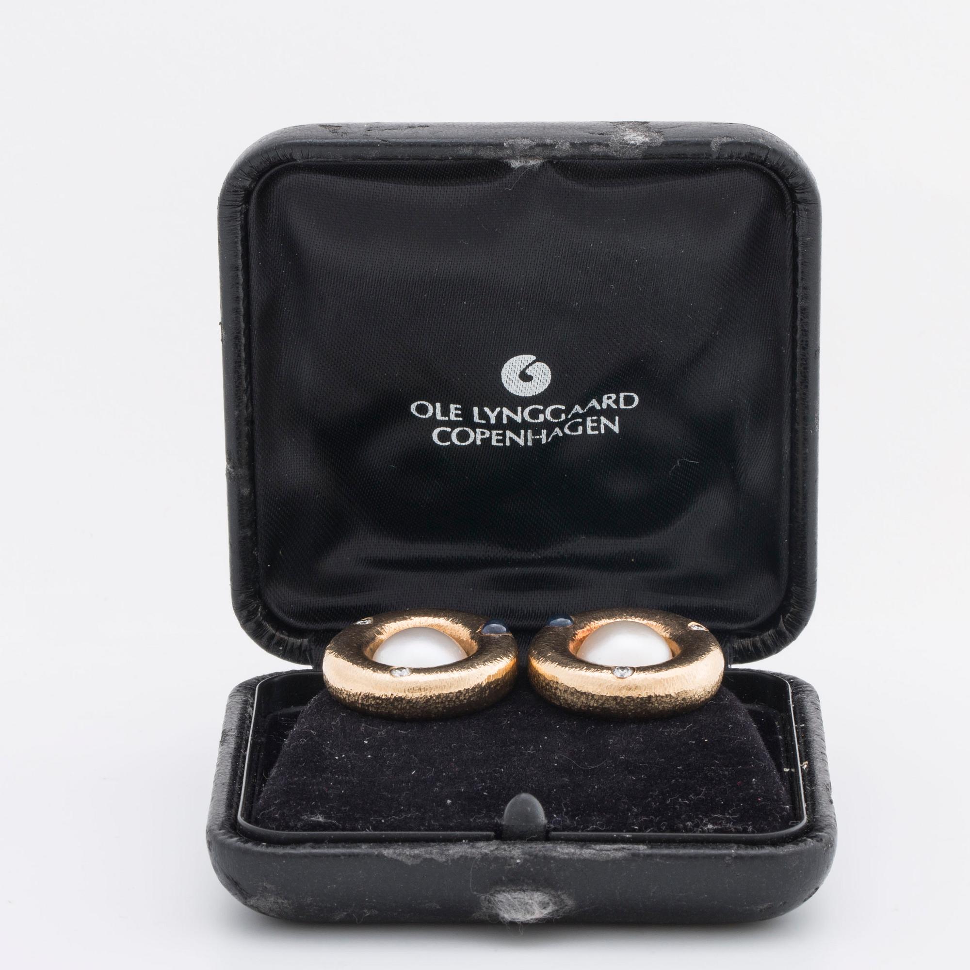 LYNGGAARD EARRINGS 14K gold, 2 cabochon-cut sapphires, 4 brilliant-cut diamonds 0,18 ct, 2 mabé pearls approx 13 mm.