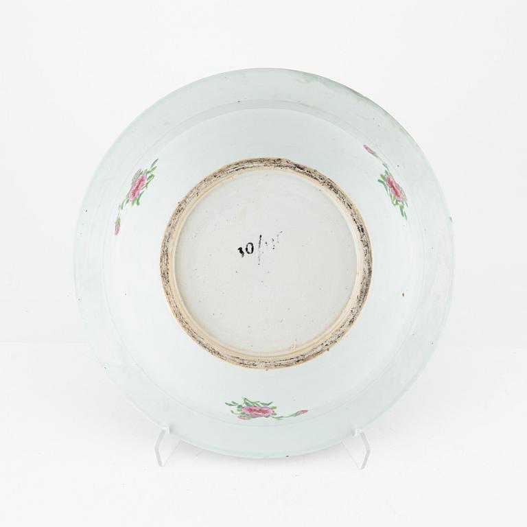 A Canton porcelain bowl, China, 19th century.