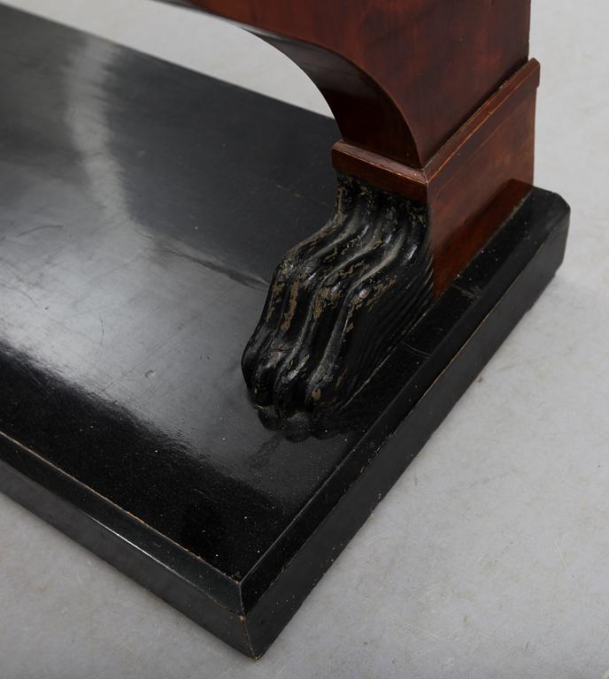 KONSOLBORD, Karl Johan, 1800-talets mitt.