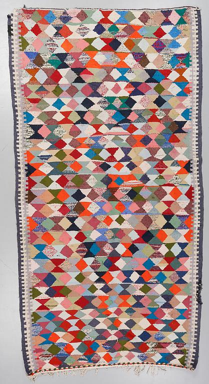 MATTA, modern tillverkning, ca 325 x 170 cm.