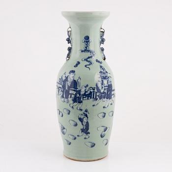 A Chinese porcelain vase, Qing dynasty, late 19th Century.