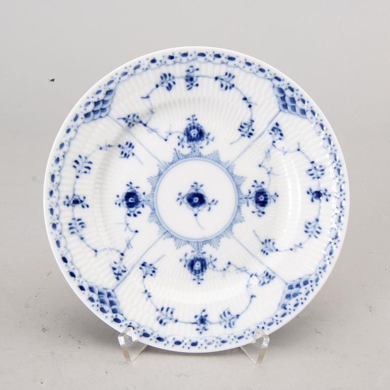 SERVISDELAR, porslin, 59 delar, "Musselmalet, halvblond", Royal Copenhagen.