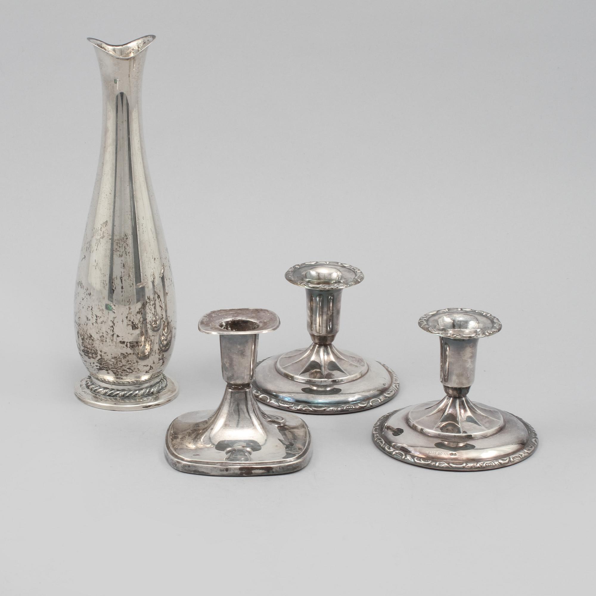 VAS samt LJUSSTAKAR, 3 st, silver, 1900-tal.