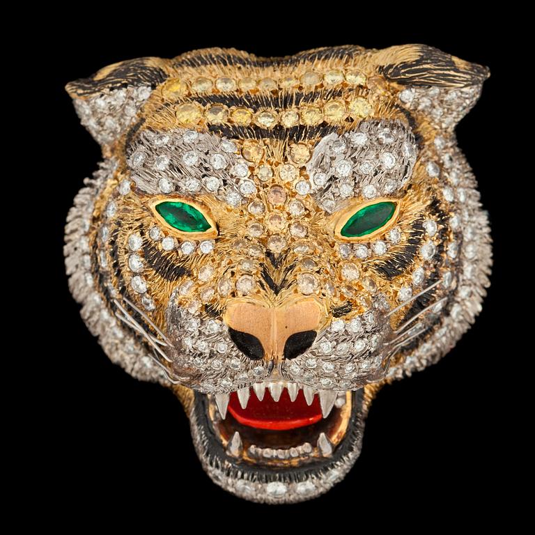 An Asprey & Co brilliant cut diamond tigers head pendant, tot. app. 3.50 cts..