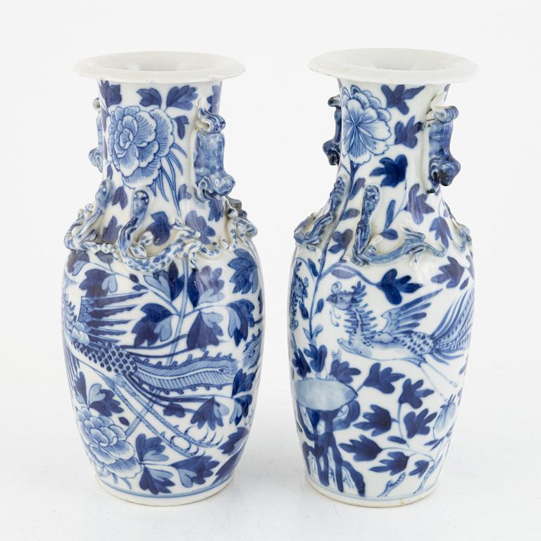 Vaser, två stycken, porslin, Kina, 1800-/1900-tal.
