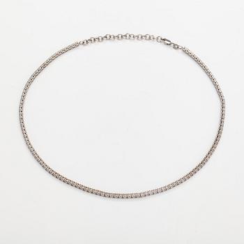 Tennishalsband/-armband, 14K vitguld, diamanter ca 5.10 ct tot. Med AIG-certifikat.