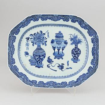 A blue and white serving dish, Qing dynasty, Qianlong (1736-95).