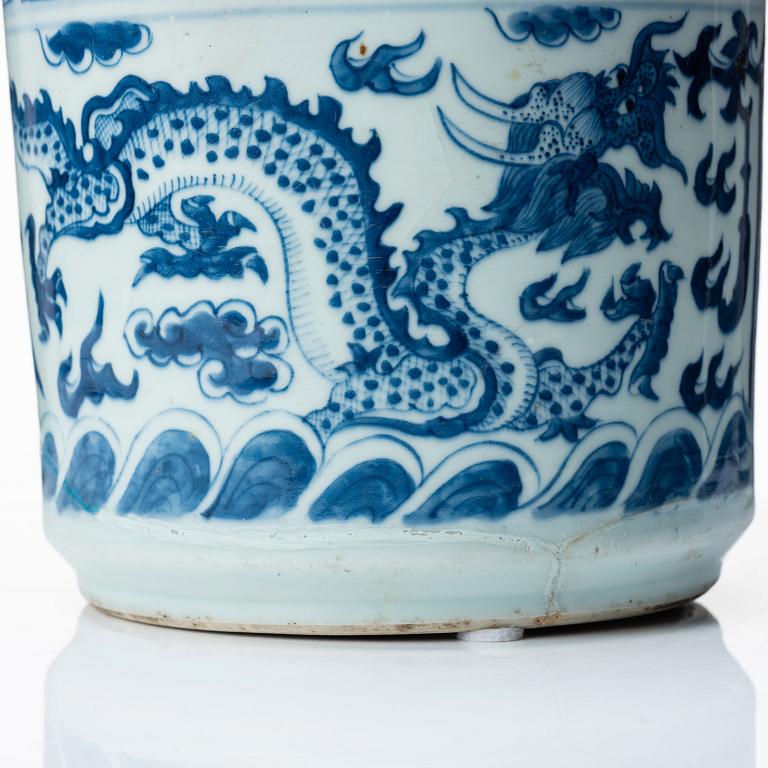 A blue and white brush pot, Qing dynasty, 19th Century.