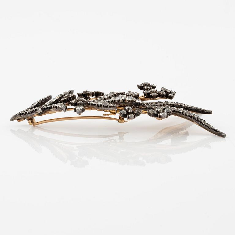 A brooch in 14K gold and silver with old-cut diamonds, 19th century.