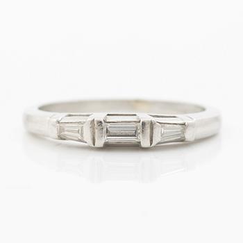 Ring platina med baguetteslipade diamanter.