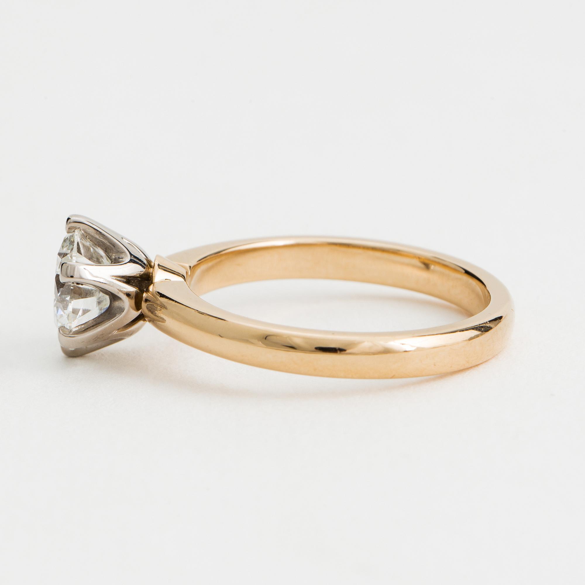 A RING set with a round brilliant-cut diamond.