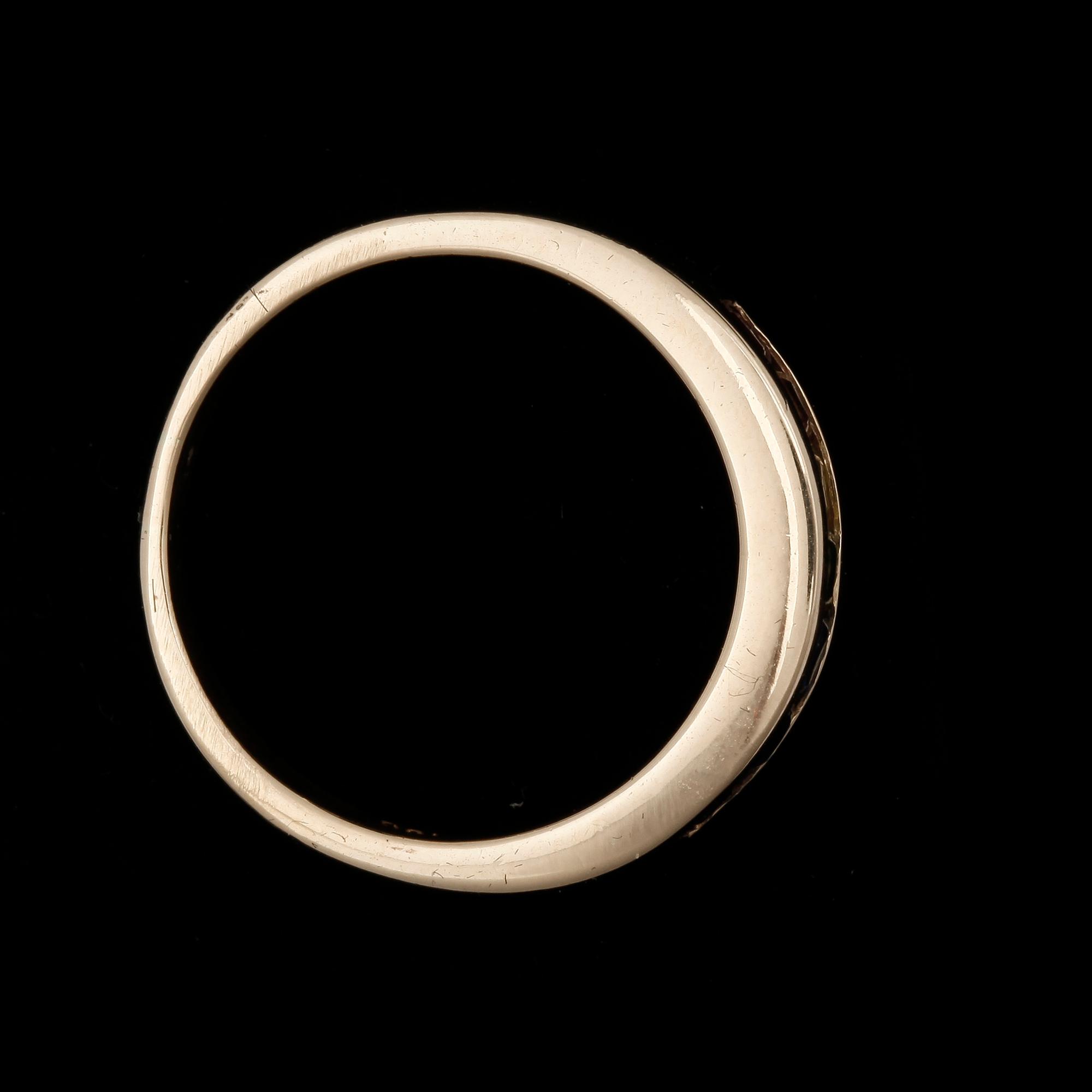 RING, 14k guld med flerfärgade safirer. 2000-tal. Vikt 3,8g.