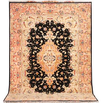 A Tabriz rug, part silk, 50 raj, a. 210 x 147 cm.