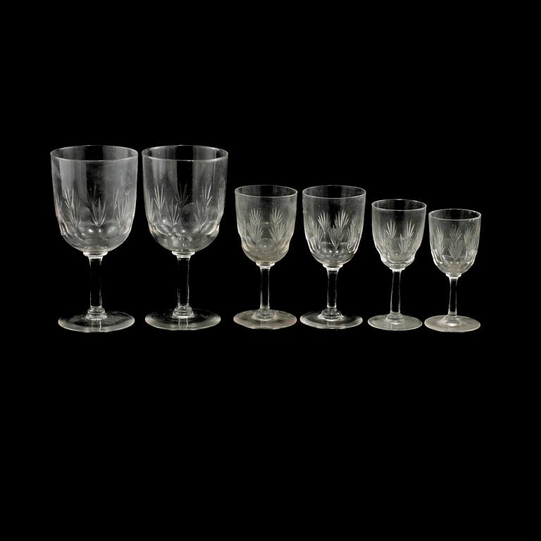 SERVISDELAR, 33 snarlika delar, glas, omkring 1900-talets mitt.