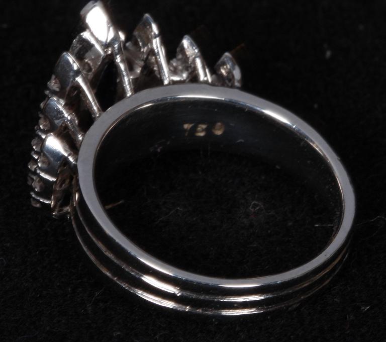 RING, 18k vitguld, diamanter och safir. 0.33 ct resp 1 ct. Tot ca 7 g.